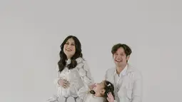 Tarra Budiman, Gya Sadiqah dan Kalea kompak mengenakan busana serba putih. Ketiganya memperlihatkan senyum semringah. (Foto: Instagram/ tarrabudiman)
