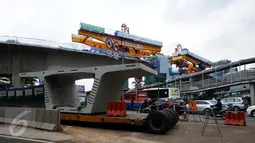 Salah satu box girder untuk flyover simpang susun Semanggi yang belum terpasang, Selasa (7/3). Secara keseluruhan akan terpasang 295 box girder di Simpang Susun Semanggi. (Liputan6.com/Helmi Fithriansyah)