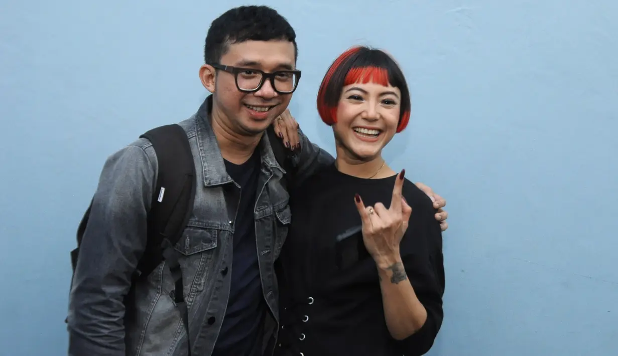 Sebelumnya Ahmad Gussaoki atau Oki melamar Poppy Sovia pada Minggu (10/12/2017). Tidak butuh waktu lama bagi pasangan ini untuk melanjutkan hubungan yang lebih serius yaitu pernikahan. Keduanya pacaran selama empat bulan. (Nurwahyunan/Bintang.com)