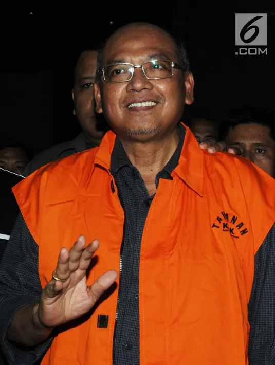 Bupati Malang Rendra Kresna memakai rompi tahanan usai menjalani pemeriksaan di gedung KPK, Jakarta, Senin (15/10). Rendra Kresna itahan terkait dugaan suap gratifikasi proyek di Dinas Pendidikan di Kabupaten Malang. (merdeka.com/Dwi Narwoko)
