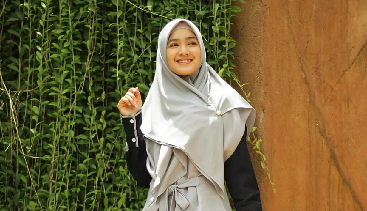 Dalam perjalanan kariernya di dunia hiburan, hampir setiap tahun Cut Syifa pasti berkarya dalam dunia akting yaitu dalam sinetron. Ia pun sempat ikut berperan dalam sinetron Ramadhan yang tentu buat penampilannya berhijab. (Liputan6.com/IG/@cutsyifaa)