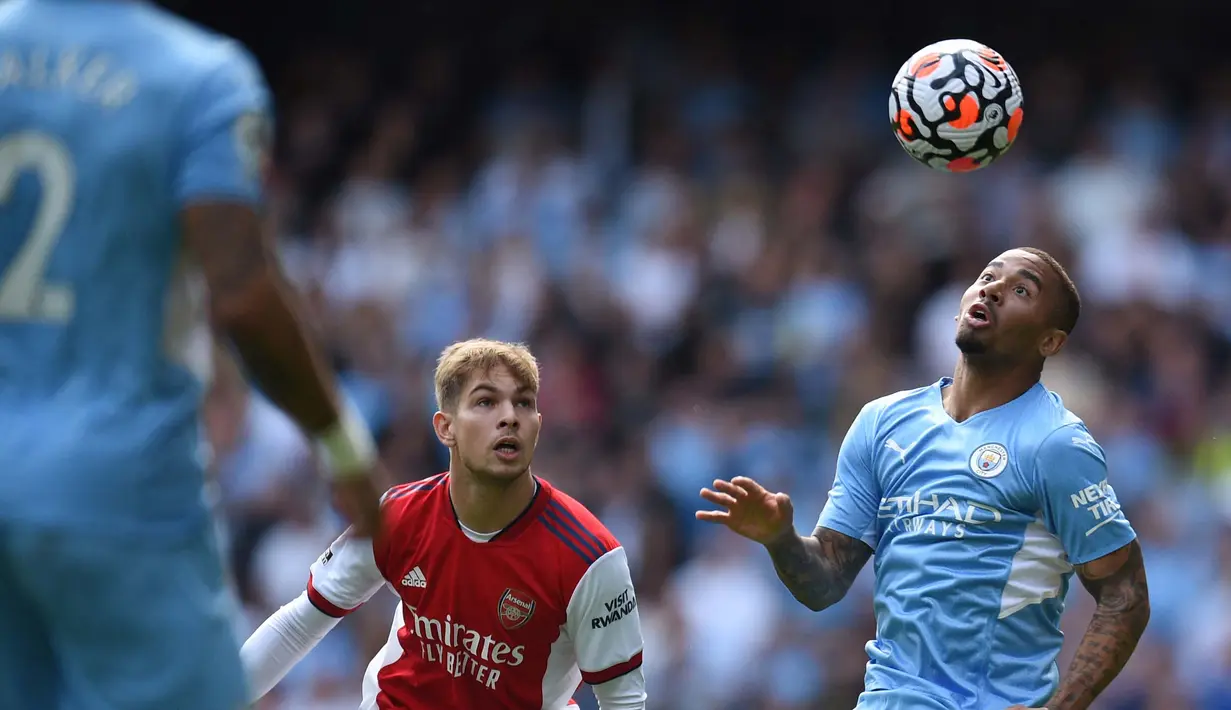 Unggul jumlah pemain, Manchester City semakin gencar melancarkan serangan. Hasilnya, Gabriel Jesus membawa The Citizens unggul 3-0 pada menit ke-43, setelah memanfaatkan umpan dari Jack Grealish. (Foto: AFP/Oli Scarff)