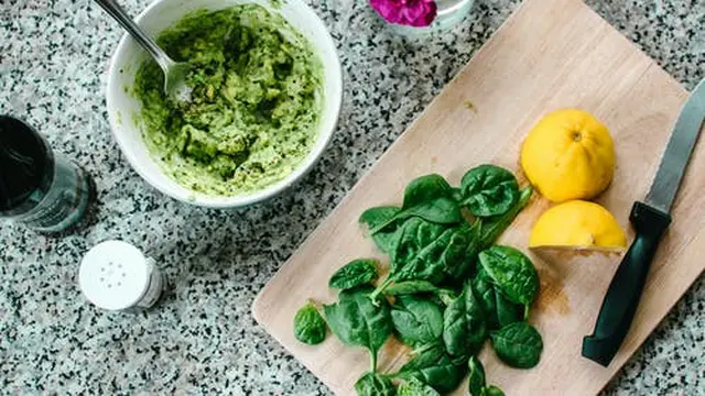 Mengonsumsi Banyak Bayam