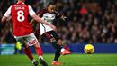Pemain Fulham, Bobby De Cordova-Reid mencetak gol kemenangan ke gawang Rotherham pada laga putaran ketiga Piala FA 2023/2024 yang berlangsung di Craven Cottage, London, Inggris, Sabtu (06/01/2023). (AFP/Henry Nicholls)