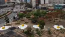 Foto udara dari intervensi perkotaan yang disebut "Eggcident" - sebuah peringatan akan parahnya pemanasan global - oleh seniman Belanda Henk Hofstra selama acara tahunan "Virada Sustentavel SP", di Sao Paulo, Brasil, pada 18 September 2020. (NELSON ALMEIDA / AFP)