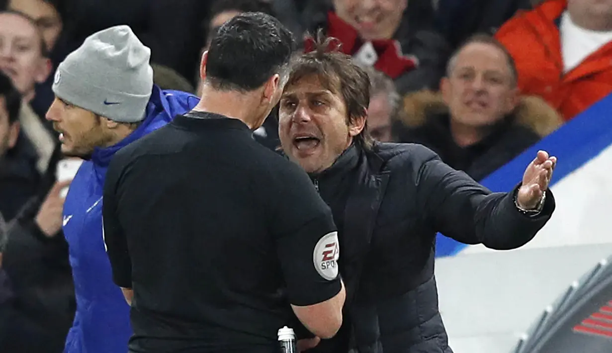 Wasit mengusir keluar pelatih Chelsea, Antonio Conte, karena protes berlebihan saat melawan Swansea pada laga Premier League di Stadion Stamford Bridge, London, Rabu (29/11/2017). Chelsea menang 1-0 atas Swansea. (AFP/Adrian Dennis)