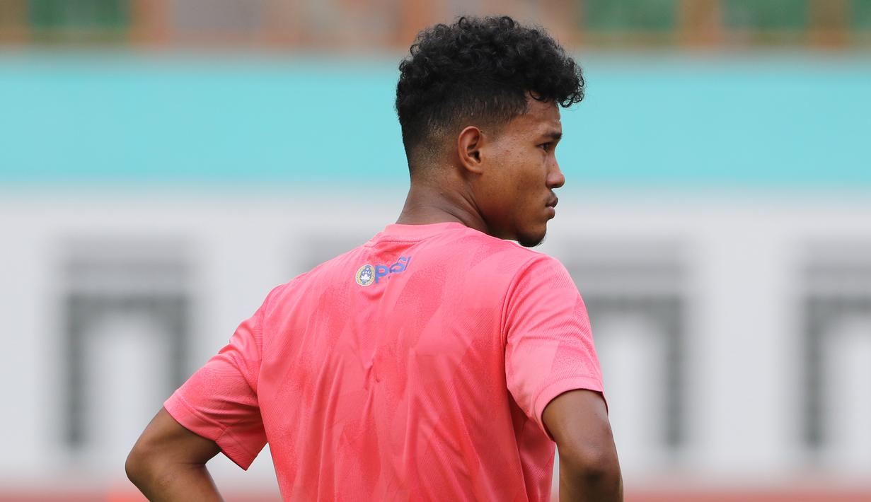 Pemain Timnas Indonesia U-19, Bagas Kaffa, saat menggelar sesi latihan di Stadion Wibawa Mukti, Cikarang, Senin (13/1/2020). Sebanyak 51 pemain mengikuti seleksi untuk memperkuat skuat utama Timnas Indonesia U-19. (Bola.com/M Iqbal Ichsan)