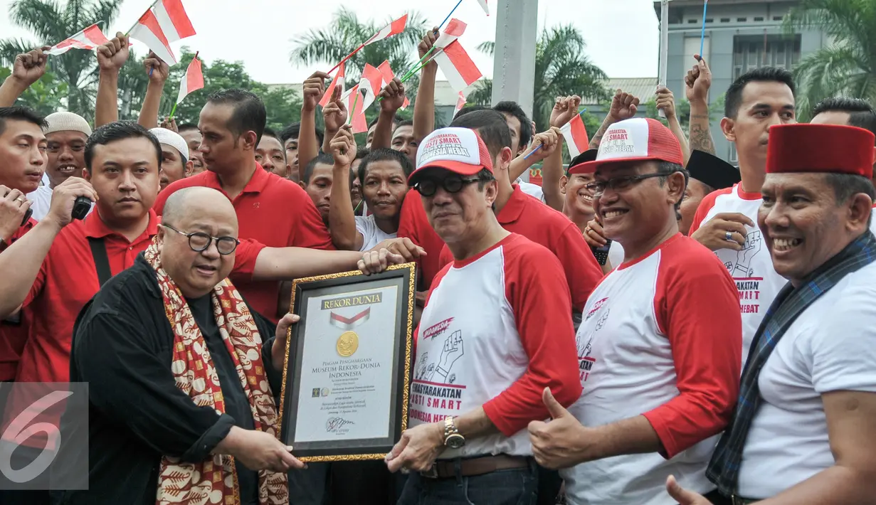 Menkumham Yasonna Laoly menerima penghargaan rekor MURI di LP Cipinang, Jakarta, Senin (15/8). Peringati HUT RI ke-71, ribuan warga binaan Lapas Narkotika se-Indonesia pecahkan rekor MURI dengan bernyanyi serempak. (Liputan6.com/Yoppy Renato)