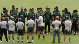 Asisten pelatih Timnas Indonesia U-22, Nova Arianto, memberikan arahan saat latihan di Stadion Madya Senayan, Jakarta, Kamis (24/1). Latihan ini merupakan persiapan jelang Piala AFF U-22. (Bola.com/Yoppy Renato)