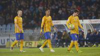 Pemain Barcelona, Andres Iniesta, Neymar de Silva and Lionel Messi tertunduk lemas usai kalah dari Real Sociedad pada lanjutan La Liga Spanyol di Estadio Anoeta, San Sebastian, Sabtu (9/4/2016) atau Minggu dini hari WIB. (REUTERS/Vincent West)