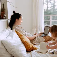 Ilustrasi ibu menemani anaknya bermain.  (Sumber foto: Pexels.com)