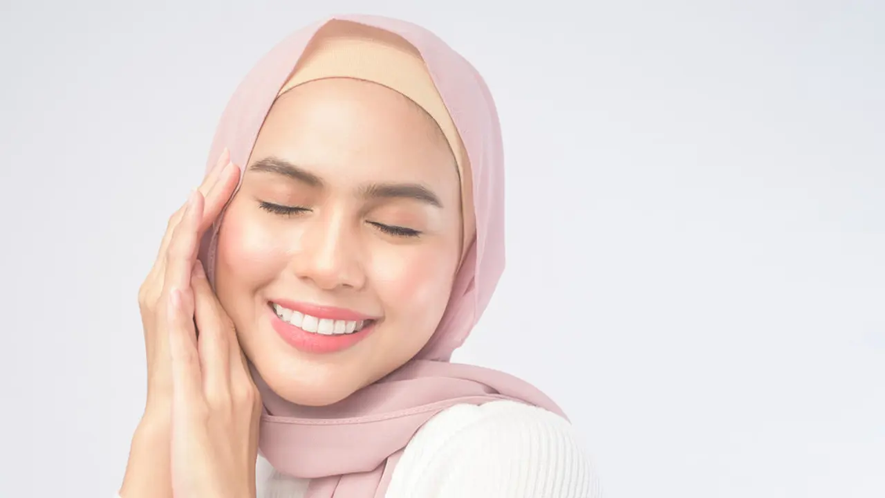 Beauty Hacks Rambut Bebas Lepek untuk Para Hijaber, Tetap Happy Meski Beraktivitas Seharian