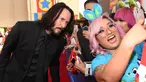 Keanu Reeves berfoto selfie dengan seorang penggemar saat ia tiba menghadiri pemutaran perdana film "Toy Story 4" di El Capitan di Los Angeles (11/6/2019). Keanu Reeves mengisi suara sebagai Duke Caboom di film tersebut. (AP Photo/Chris Pizzello)