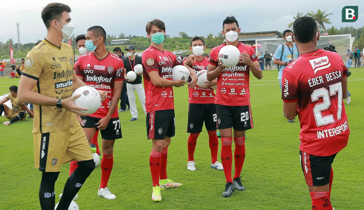 Pemain Bali United saat akan menyerahkan bola kepada pesepak bola cilik di Training Ground Bali United, Gianyar, Senin (28.03/2022).  (Bola.com/M Iqbal Ichsan)