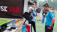Meski hanya bertajuk kompetisi sepak bola amatir, namun Bandung Super League membuat gebrakan dengan menggunakan teknologi VAR. (Instagram/@bandungsuperleague)