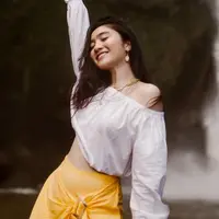 Punya tubuh ideal, dara kelahiran 1996 ini sering tampil simpel dengan putfit off shoulder. Memperlihatkan pundak indahnya, Febby selalu dipuji cantik oleh penggemarnya.(Liputan6.com/IG/febbyrastanty)