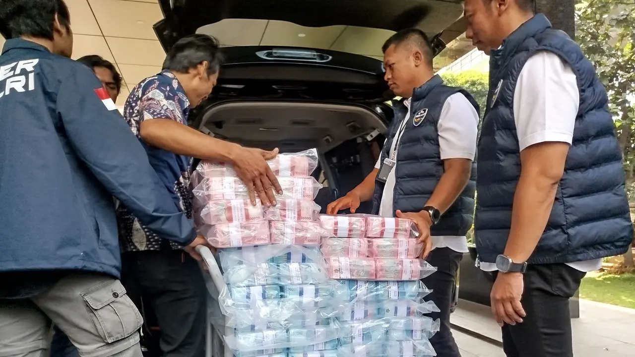 Bareskrim Polri membongkar praktik perjudian online yang libatkan Warga Negara (WN) Tiongkok. Uang puluhan miliar rupiah disita sebagai barang bukti.