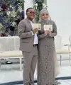 Komedian Sule kini tangah berbahagia. Pasalnya, ia telah resmi menikahi sang kekasih, Nathalie Holscher. Minggu (15/11/2020), keduanya resmi menikah di hadapan keluarga dan sahabat terdekat. (Instagram/ferdinandsule)