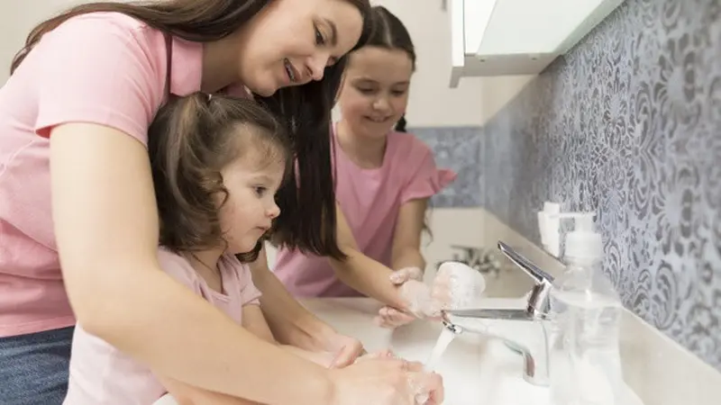 Gambar Ilustrasi Orang Tua Biasakan Anak Mencuci Tangan