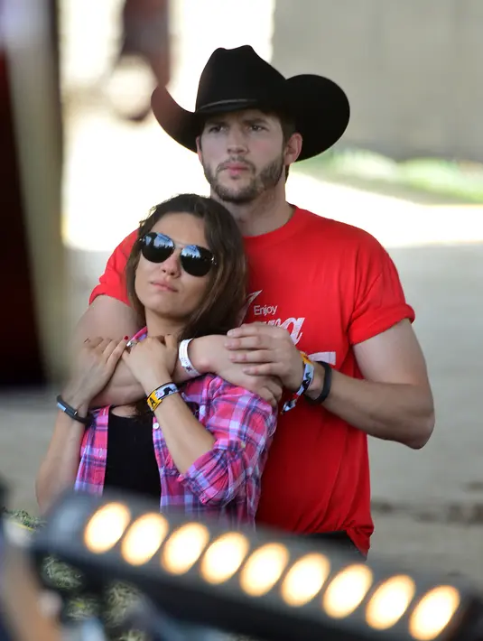 Seperti yang dilansir dari Aceshowbizz, Ashthon Kutcher melarang jika sang istri masih dekat dengan mantan kekasihnya yang telah membina hubungan selama 8 tahun. (AFP/Bintang.com)