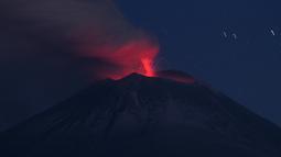 Pemerintah Meksiko mengimbau jutaan warga mereka untuk mempersiapkan mengevakuasi diri dengan meningkatnya aktivitas gunung berapi Popocatepetl. (AP Photo/Marco Ugarte)