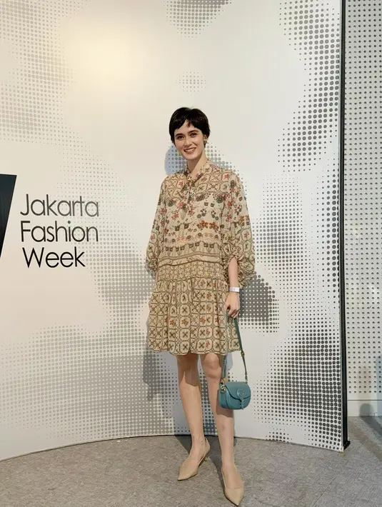 Di JFW 2025, Renata Kusmanto hadir dengan dress selutut berlengan gelembung dan sling bag biru [@renata711]