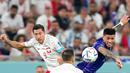 Pemain Polandia Robert Lewandowski (kiri) melompat untuk merebut bola dengan pemain Argentina Enzo Fernandez pada pertandingan sepak bola Grup C Piala Dunia 2022 di Stadion 974, Doha, Qatar, 30 November 2022. Argentina lolos ke babak 16 besar Piala Dunia 2022 dengan status juara Grup C usai mengalahkan Polandia 2-0. (AP Photo/Darko Bandic)