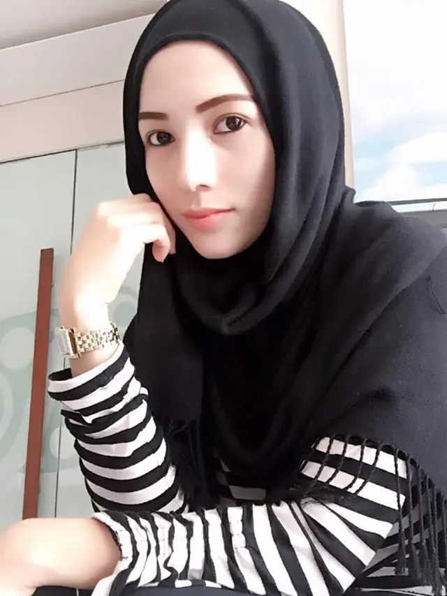 6 Pesona Benazir Endang, Istri Muda Limbad yang Meminta Diceraikan