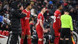 Pelatih Liverpool, Jurgen Klopp (kiri) melakukan pergantian beberapa pemain pada laga lanjutan Liga Inggris 2023/2024 melawan Newcastle di Anfield, Liverpool, Inggris, Selasa (02/01/2024) dini hari WIB. (AFP/Peter Powell)