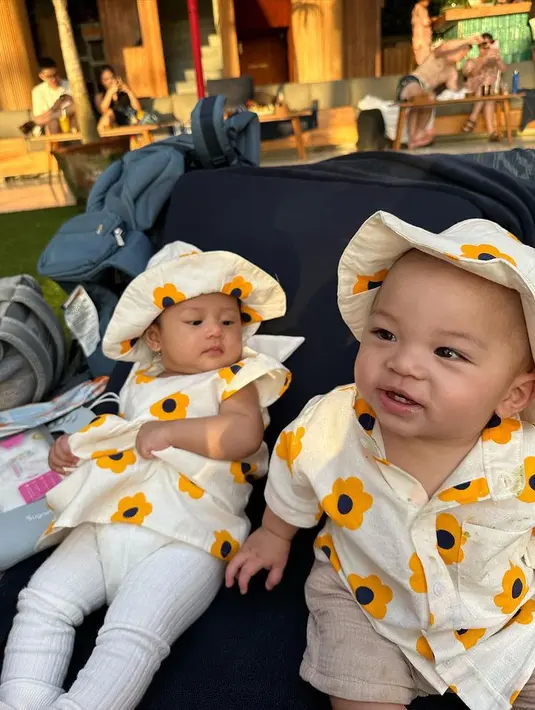 Lihat saja, Nikita dan Winona bahkan mengenakan bayi mereka baju yang sama. [Foto: Instagram/nikitawillyofficial94]