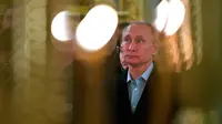 Presiden Rusia Vladimir Putin memanjatkan doa saat mengikuti perayaan Hari Epifani, di biara Nilov dekat danau Seliger, Rusia, 19/1). (Alexei Druzhinin, Sputnik, Kremlin Pool Photo via AP)
