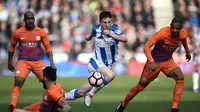 Fernando Reges ketika mengejar pemain Huddersfield dalam laga putaran kelima Piala FA (18/2/2017). (AFP/Oli Scarff)