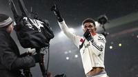 Pemain Manchester United, Amad Diallo melakukan selebrasi setelah mencetak gol ke gawang Liverpool pada laga lanjutan Liga Inggris 2024/2025 di Anfiled, Liverpool, Inggris, Minggu (05/01/2025). (AFP/Darren Staples)