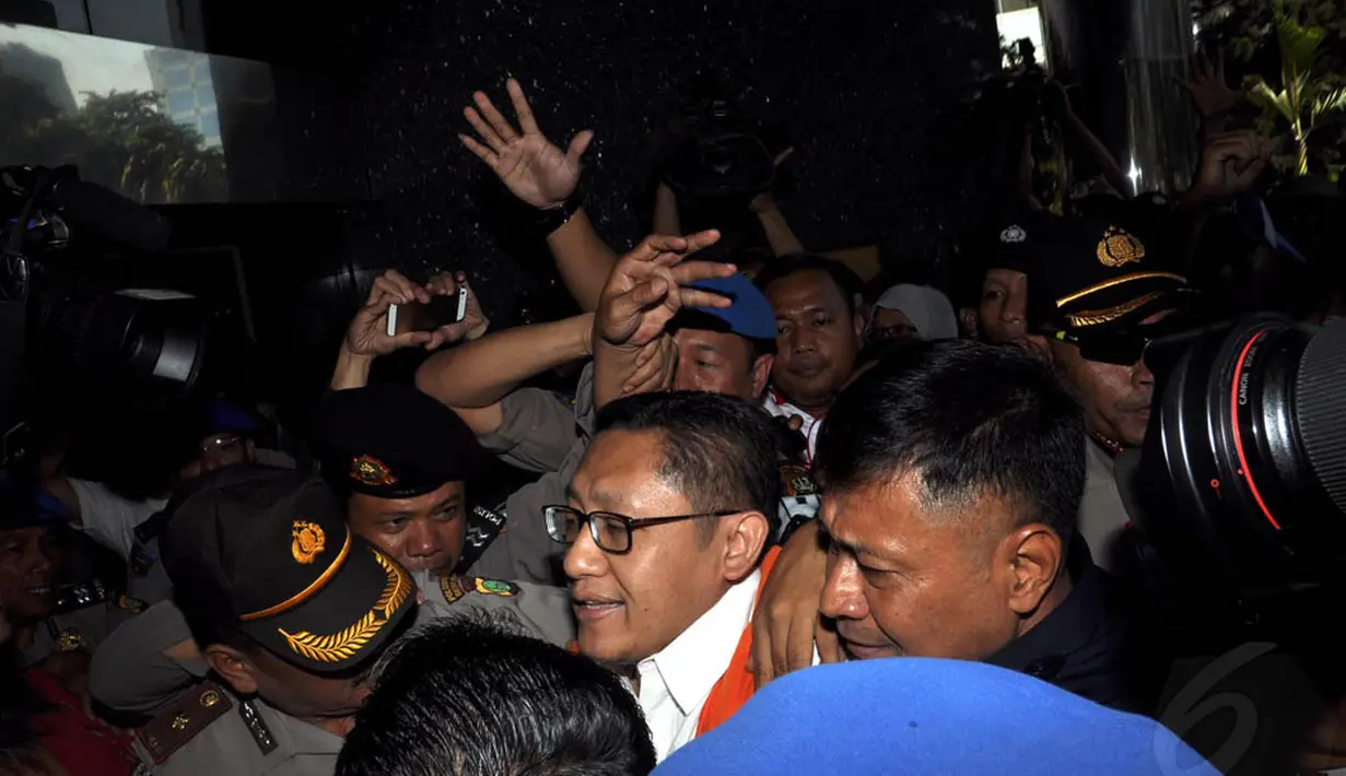 Anas Urbaningrum saat memasuki gedung Pengadilan Tipikor, Jakarta, Rabu (24/9/14). (Liputan6.com/Miftahul Hayat)