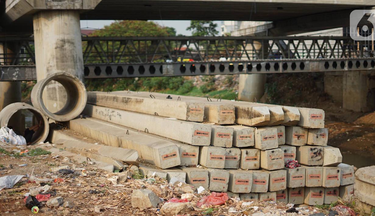 Tiang pancang dan saluran gorong-gorong menghiasi bantaran Sungai Ciliwung di kawasan Rawajati, Jakarta, Rabu (30/10/2019). Tiang-tiang pancang itu merupakan sisa proyek normalisasi Sungai Ciliwung dan telah berada di bantaran tersebut selama beberapa tahun terakhir. (Liputan6.com/Immanuel Antonius)