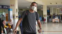 Leo Lelis ketika tiba di Banda Aceh, Sabtu (5/6/2021). Bek asal Brasil ini menggantikan posisi Adam Mitter yang pilih pindah ke Persita Tangerang. (Bola.com/Gatot Susetyo)