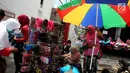 Pedagang gelang tangan berjualan di kawasan Kota Tua, Jakarta Selasa (2/1). Suasana libur tahun baru dimanfaatkan pedagang untuk menggelar dagangannya di kawasan tersebut. (Liputan6.com/Johan Tallo)