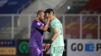 Pemain Persik Kediri, Andri Ibo, bersama Dikri Yusron saat melawan Bhayangkara FC pada laga BRI Liga 1 di Stadion Madya, Jakarta, Rabu, (29/9/2021). (Bola.com/ M Iqbal Ichsan)