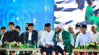 Habib Syech bin Abdul Qodir Assegaf terlihat akrab menyapa Presiden Joko Widodo di acara Festival Tradisi Islam Nusantara di Banyuwangi (Istimewa)