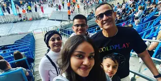 Ferdy Hasan memboyong istri dan anak-anaknya ke Inggris untuk menyaksikan konser Coldplay. Band asal Inggris itu kini tengah menggelar tur dunia yang bertajuk Coldplay Music Of The Spheres World Tour.  [Instagram/ferdyhasan]