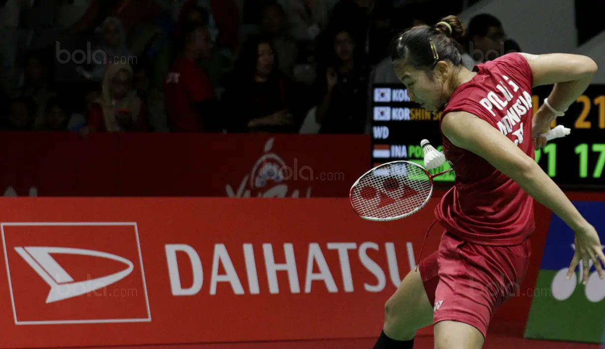 Ganda putri Indonesia, Greysia Polii saat melawan wakil Korsel, Lee So-hee/Shin Seung-chan pada laga Indonesia Masters 2018 di Istora Senayan, Sabtu (27/1/2018). Greysia/Apriyani menang 21-11, 17-21, 21-17. (Bola.com/M Iqbal Ichsan)