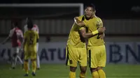 Bek Bhayangkara FC, Jajang Mulyana, memeluk Indra Kahfi usai mengalahkan Persipura pada laga Liga 1 Indonesia di Stadion PTIK, Jakarta, Senin (18/11). Bhayangkara menang 2-0 atas Persipura. (Bola.com/Vitalis Yogi Trisna)