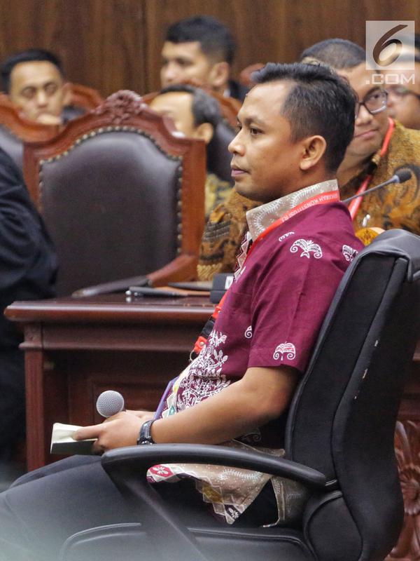 Saksi Tim Hukum Jokowi, Candra Irawan bersiap bersaksi dalam sidang lanjutan sengketa Pilpres 2019 di Gedung MK, Jakarta, Jumat (21/6/2019). Dalam sidang ini , Tim Hukum Jokowi-Ma'ruf selain menghadirkan dua saksi, juga menghadirkan dua ahli. (Liputan6.com/Johan Tallo)