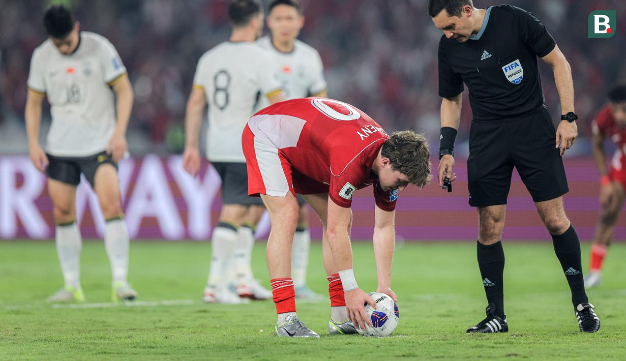 Pemain Timnas Indonesia, Ole Romeny bersiap melakukan penalti dalam laga lanjutan putaran ketiga Kualifikasi Piala Dunia 2026 melawan China di Stadion Utama Gelora Bung Karno (SUGBK), Senayan, Jakarta, Selasa (05/06/2025). (Bola.com/Bagaskara Lazuardi)
