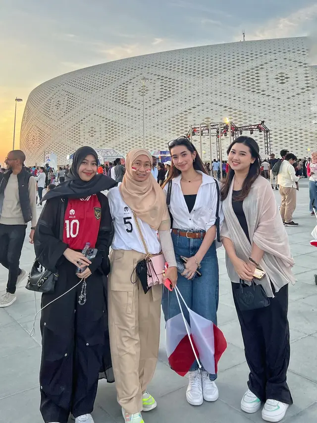 7 Potret Azizah Salsha dan Adiba Khanza Dukung Suami Lawan Jepang di Qatar