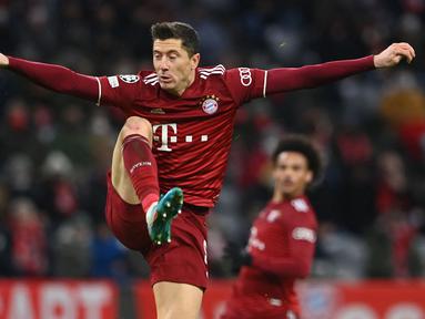 Robert Lewandowski telah menjadi salah satu pemain paling konsisten di Eropa selama beberapa tahun terakhir. Ia telah mencetak 34 gol dan memberikan 4 assist dalam 33 penampilan Bundesliga musim ini. Lewandowski juga mampu menyabet penghargaan Man of The Match sebanyak delapan kali di liga. (AFP/Christof Stache)