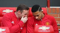 Dua pemain Manchester United Wayne Rooney dan Memphis Depay duduk di bangku cadangan pada laga kontra Stoke City di Old Trafford, Manchester, 2 Oktober 2016. (AFP/Scott Heppell)
