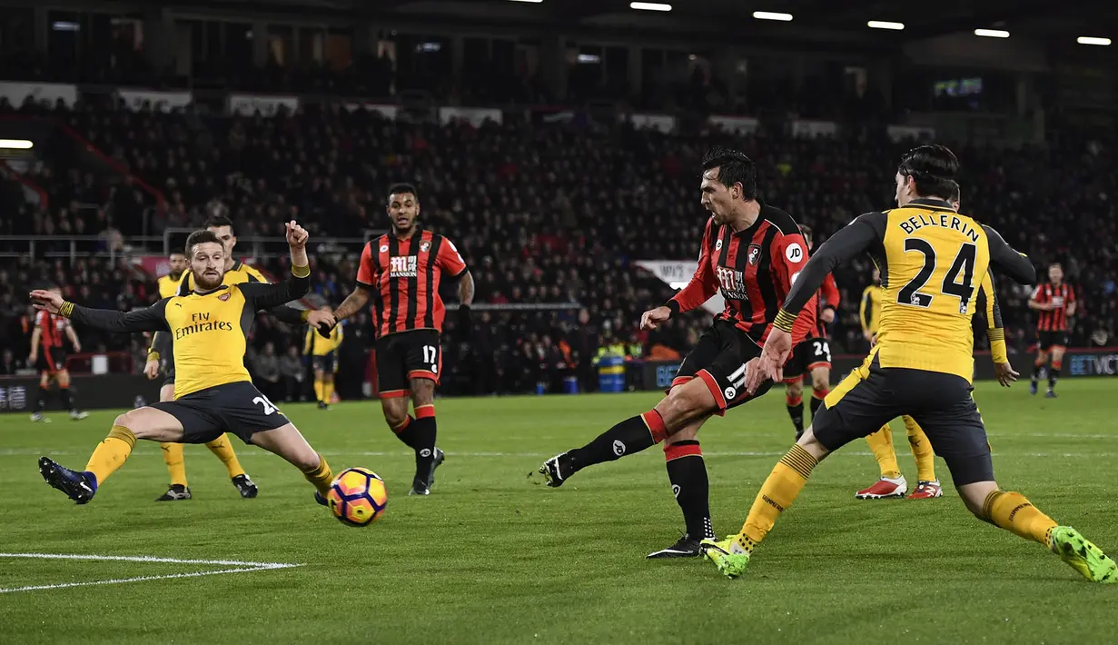Proses terjadinya gol yang dicetak bek Bournemouth, Charlie Daniels, ke gawang Arsenal. Gol yang memanfaatkan umpan dari Junior Stanislas itu terjadi pada menit ke-15. (Reuters/Dylan Martinez)