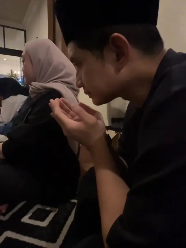 Ditemani Istri, 7 Momen Chand Kelvin Hadiri Pengajian 7 Hari Meninggalnya Ayah Baim Wong (instagram/chand_kelvin).