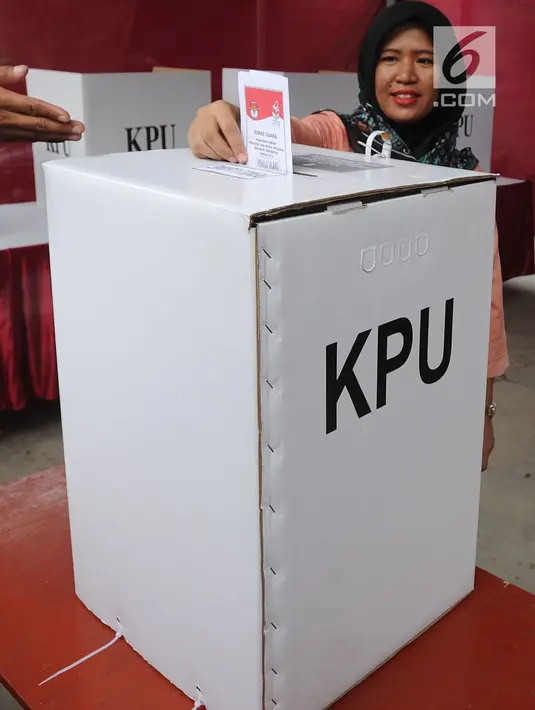 Warga memasukkan surat suara ke dalam kotak saat pemungutan ulang Pemilu 2019 di TPS 49 Rengas, Kecamatan Ciputat Timur, Tangerang Selatan, Rabu (24/4). Pencoblosan ulang dilakukan lantaran ditemukannya pelanggaran oleh Bawaslu saat pemilu serentak pada 17 April 2019 lalu. (merdeka.com/Arie Basuki)